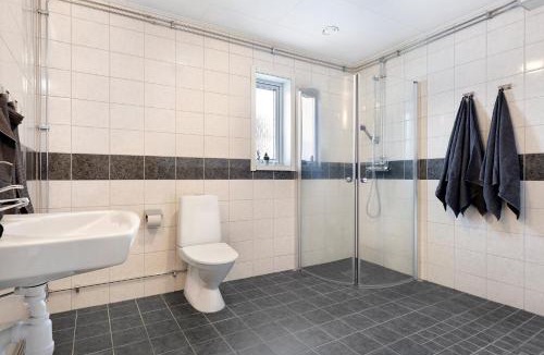 Boden Apartment | Guestly Homes - Homely 2BR Apartment with 3 Beds