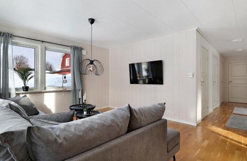 Boden Apartment | Guestly Homes - Homely 2BR Apartment with 3 Beds