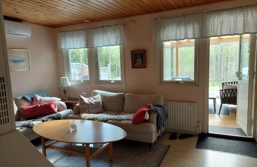 Ydre Municipality House | Gula Stugan Rönnäs Skogsväg