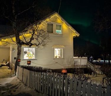 Sortland Apartment | Hammergaarden - Kårstua - Panoramic Arctic Stay