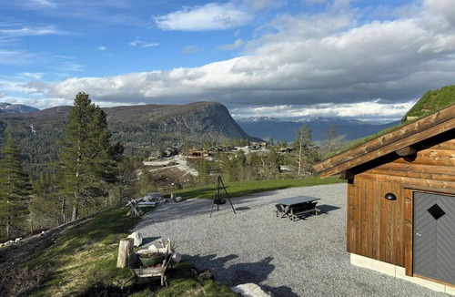 Valle House | Hand-crafted cabin in Evardalen near Hovden