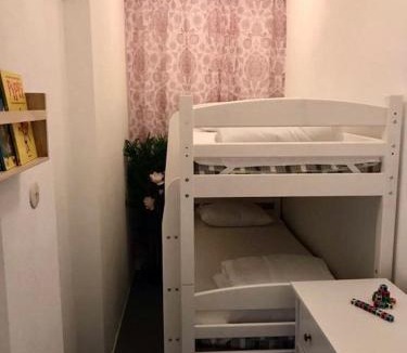 Larbro Apartment | Hangvar Skola, Biblioteket
