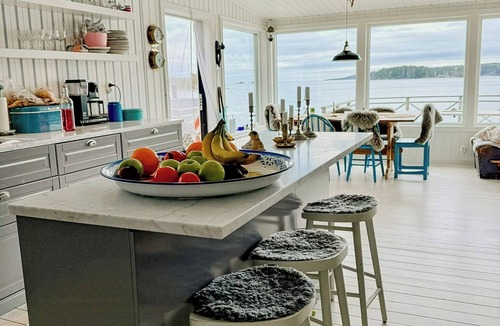 Soderhamn House | Headland house with jetty and sauna in Söderhamn