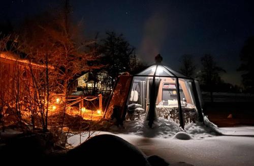 Storfors Boat Rental | Hedetangen AuroraHut wintertime