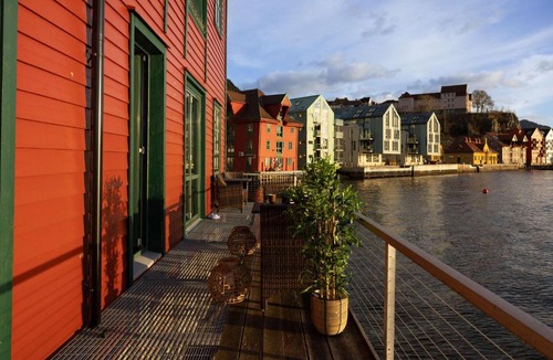 Sandviken Apartment | Heimby Homes - Seaside Balcony Stay