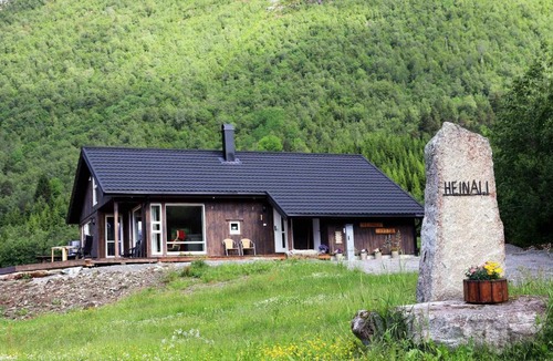 Isfjorden Ski Chalet | Heinåli Hytta