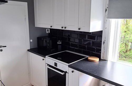 Mora Cabin | Hel Stuga för 4 i Härlig Bymiljö