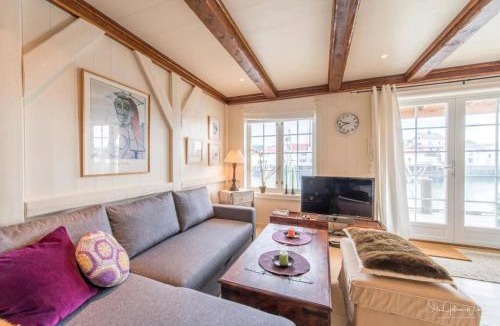 Henningsvaer Apartment | Hellandsøy apartment, Henningsvær