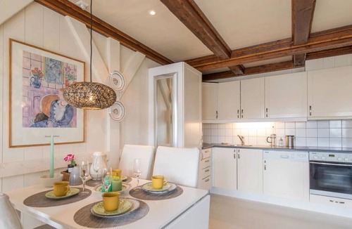 Henningsvaer Apartment | Hellandsøy apartment, Henningsvær