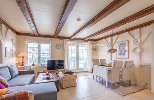 Henningsvaer Apartment | Hellandsøy apartment, Henningsvær