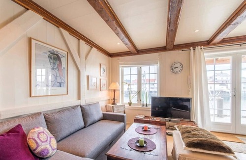 Henningsvaer Apartment | Hellandsøy apartment, Henningsvær