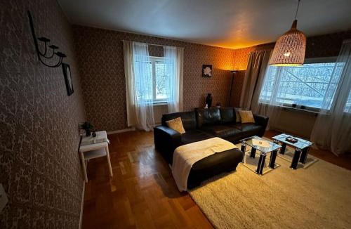 Ljungaverk Apartment | Hem med eldstad, parkettgolv, balkong och stor gratis parkering