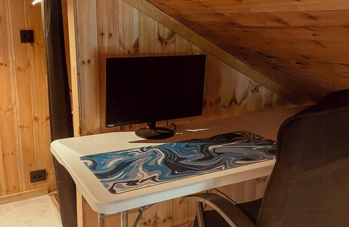 Hovden House | High ceilings with a view of the ski slopes