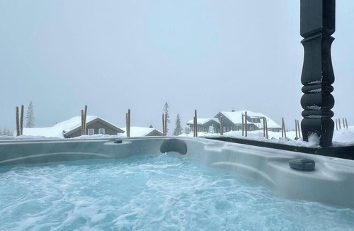 Al Municipality House | High-standard cabin with jacuzzi & stunning views