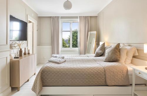 Huvudsta Apartment | Historic apartment near the city by the water