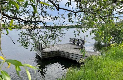 Huvudsta Apartment | Historic apartment near the city by the water
