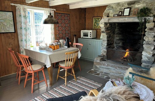 Isfjorden House | Historic farmhouse in scenic Isfjorden