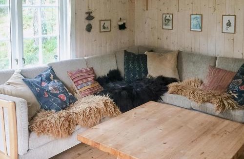 Eidsberg House | Historic Forest Cabin By Lake Steinsvannet