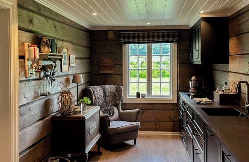 Voll House | Historic log house at the foot of Middagstind
