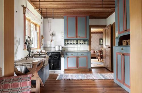 Leksand Municipality House | Historic Off-Grid Farm Cottage By Rombo Trail