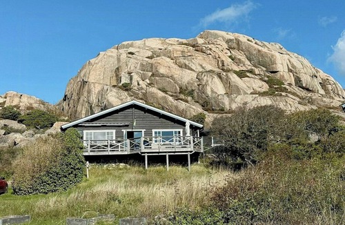 Hamburgsund House | Historic timber cottage from 1700s on Hamburgö