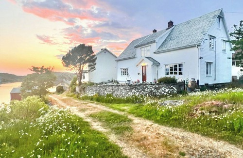 Solund House | Historic villa by the sea in Solund