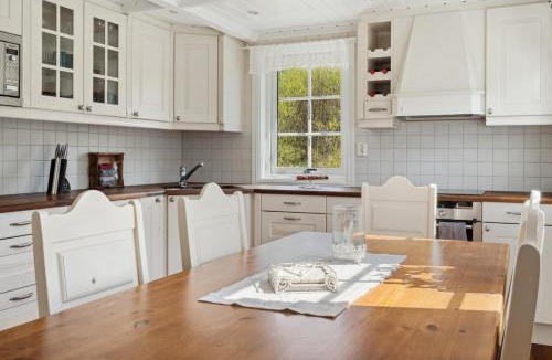 Kabelvag House | Historical and modern cabin with central location