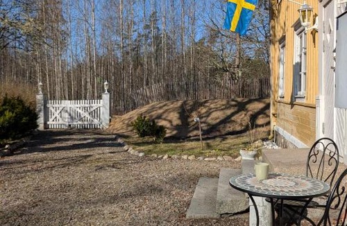 Holmsjo House | Historisches Schwedenhaus, 25m zum Wasser im Garten, ideal zum Angeln, 8 Personen