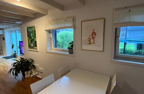 Kvernevick Apartment | Hjertestien - Appartment with SUP, barbecue, trampoline, garden