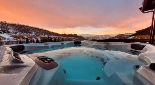 Fidjeland Apartment | Holiday cottage with jacuzzi close to Kjeragbolten