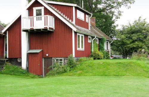 Granna House | Holiday Home Fågelkärr Sjöstugan by Interhome