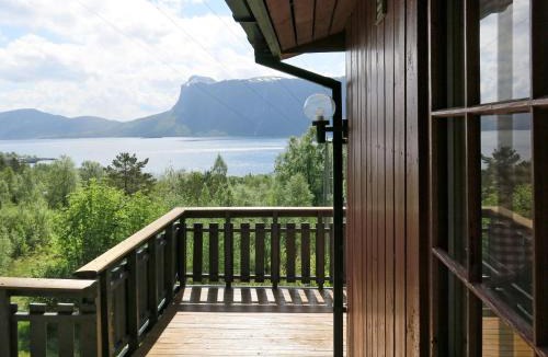 Hyllestad House | Holiday Home Fjordperlen by Interhome