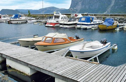Hyllestad House | Holiday Home Fjordperlen by Interhome