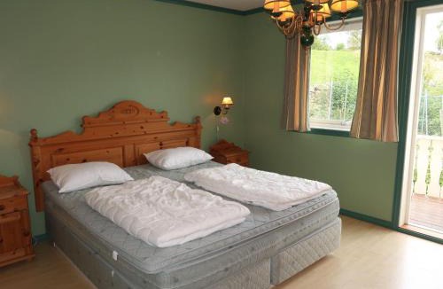 Tysnes House | Holiday Home Gule huset by Interhome