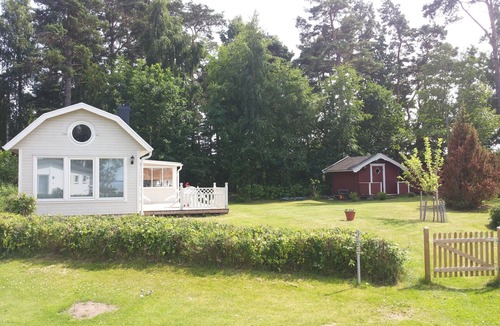 Kallby House | Holiday home in a dream location 30 meters from Lake Vänern
