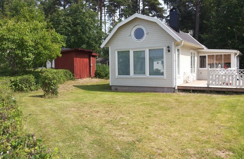 Kallby House | Holiday home in a dream location 30 meters from Lake Vänern