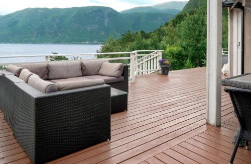 Vik House | Holiday Home Lyktvorholmen - FJS618 by Interhome