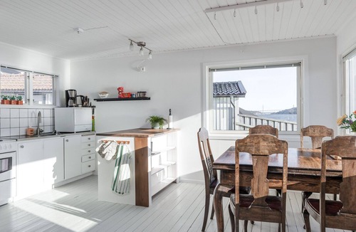 Hoviksnas Ski Chalet | Holiday house with sea views and private beach on Tjörn | SE09009