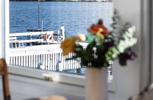 Hoviksnas Ski Chalet | Holiday house with sea views and private beach on Tjörn | SE09009