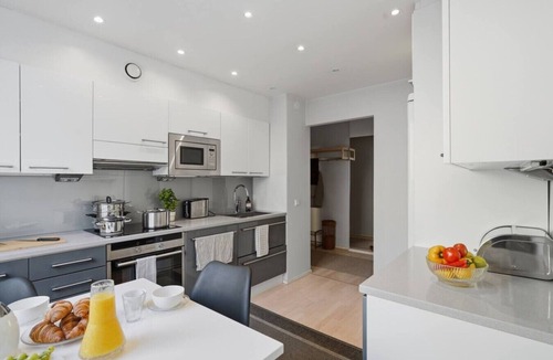 Punavuori Apartment | Home Spa | Balcony | EV Parking | 200m Tram | 3BR