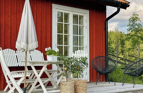 Kopparberg House | House by stream with jetty and apples in Löa