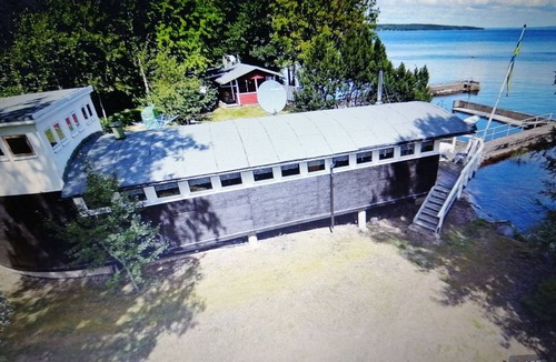 Hova House | House directly on the lake