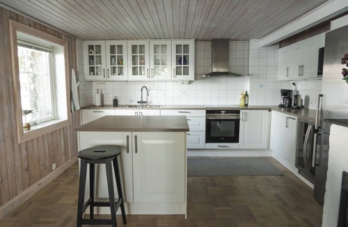Gashaga Cottage | House with hot tub on the beach near Stockholm