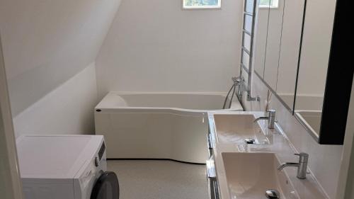 Vittaryd Villa | House with new renovated luxury bathroom and many bedrooms, big TV