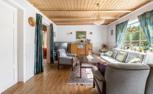 Naeroy House | Hundevennlig feriehus "Elgstua" ved sjøen på Geisnes