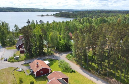 Tviklippan House | Hus Bellö – Holiday Home near Lake in Hjältevad