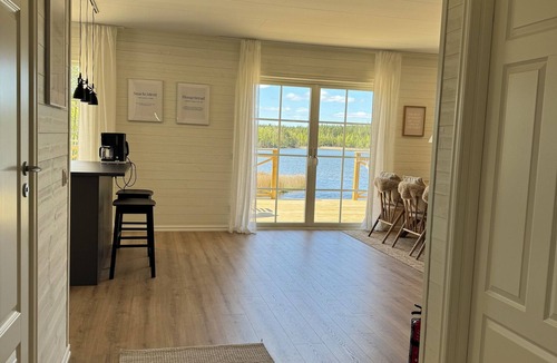 Hultsfred House | Hus Gnötteln NEW in Småland by the lake with boat, private jetty, sauna, wooden hot tub