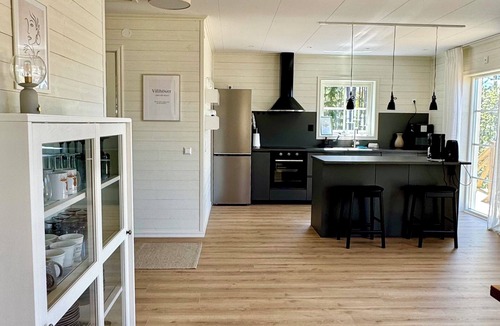Hultsfred House | Hus Gnötteln NEW in Småland by the lake with boat, private jetty, sauna, wooden hot tub