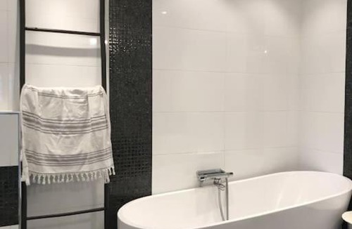 Porsgrunn Apartment | Hus i Porsgrunn sentrum med rolige omgivelser, gangavstand til "alt" & gratis parkering til flere biler