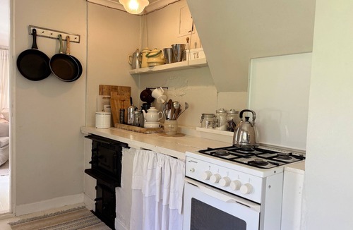 Alsterbro House | Hus Kråksmåla – Secluded Lakefront Holiday Home with Boats in Småland